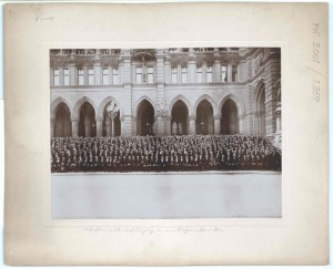 Gruppenbild in zwei Teilen der auf der Arkadentreppe an der linken Voderseite des Neuen Rathauses versammelten Bürgermeister. Foto R. Lechner, Wien. Rechte Hälfte.